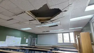 Потолок обрушился в школе в Петропавловске: дети в больнице