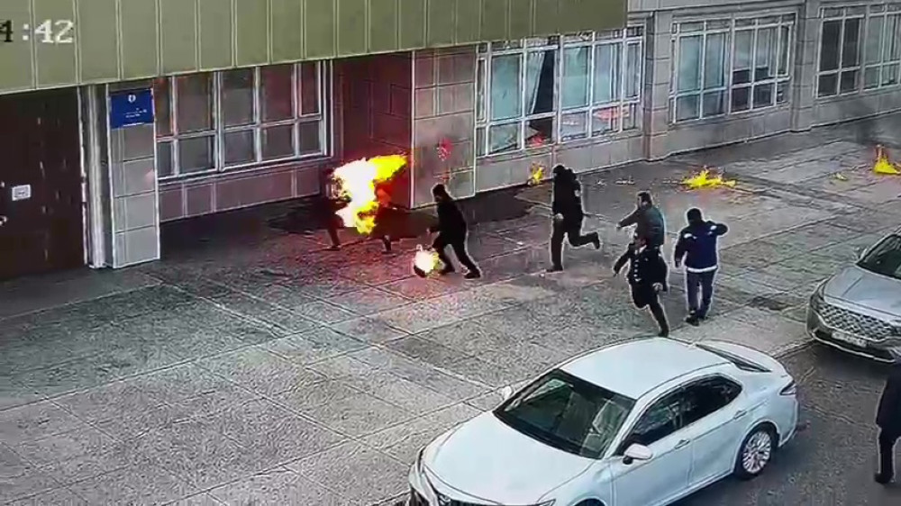 Самоподжог у здания акимата в Актау: что известно