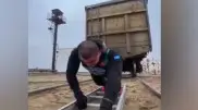 Казахстанец протащил 94-тонный вагон и установил рекорд