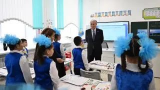 Токаев посетил открытый урок в школе в Актюбинской области