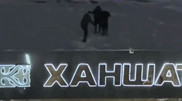 Гуляющие люди на крыше “Хан Шатыра“ в Астане удивили Казнет