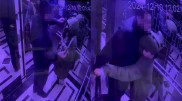 В Астане мужчина напал с ножом на женщину в лифте