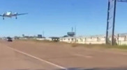 Самолет сел на трассу и протаранил три авто в США
