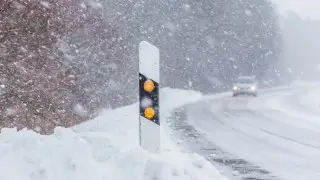 Еще больше участков автодорог закрыли в Казахстане из-за метели и гололеда