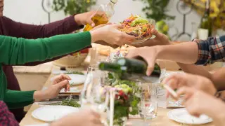 Скоро праздники: как вести себя в гостях, рассказал специалист по этикету