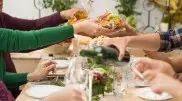 Скоро праздники: как вести себя в гостях, рассказал специалист по этикету