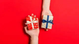 Как удивить и порадовать любимую на Новый год: подборка подарков