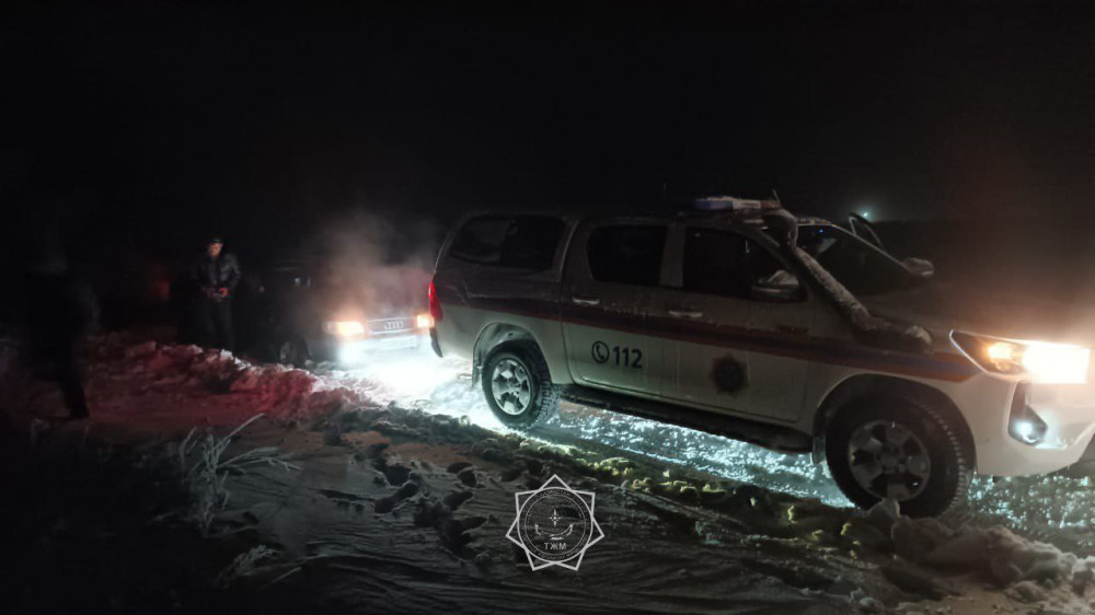 Более 50 иностранцев эвакуировали  с трассы спасатели в Актюбинской области