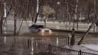 Водитель легковушки устроил потоп в центре Павлодара