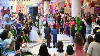 Сказочные персонажи и волшебный сундук. Как прошла Президентская елка в Алматы