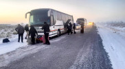 Полицейские эвакуировали более 40 пассажиров из сломавшегося на трассе автобуса
