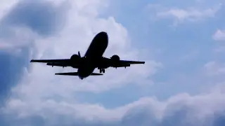 Летевший в Россию самолет Azerbaijan Airlines экстренно вернулся в Баку