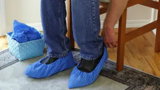 Студентов колледжа заставляли покупать бахилы в Алматы