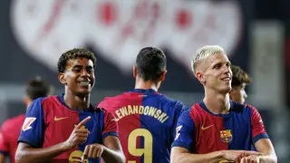 Футболист “Барселоны“ забил с центра поля баскетбольным мячом