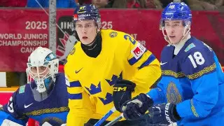 Казахстан разгромно проиграл в стартовом матче молодежного чемпионата мира по хоккею