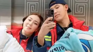 “Такое в моей 11-летней практике было впервые“. Медики приняли роды близнецов на дому в Атырау