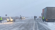 Полицейские чуть не погибли в массовом ДТП на трассе Самара - Шымкент