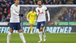 Матч “Ливерпуля“ прервали: звездный футболист потерял сознание