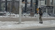 Астанчанин в камуфляже и с автоматом в руках напугал прохожих