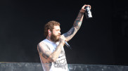 Рождественское чудо: чаевые в 20 000 долларов оставил рэпер Post Malone матери-одиночке