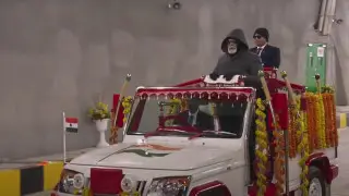 Премьер-министр приехал на открытие туннеля на необычном автомобиле в Индии