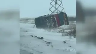 Автобус с людьми снесло с трассы в Карагандинской области