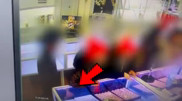 Как “работают“ карманники: на видео попала кража в торговом центре Астаны