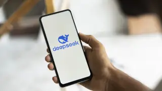 Триумф DeepSeek: как китайский ИИ обрушил акции IT-гигантов США