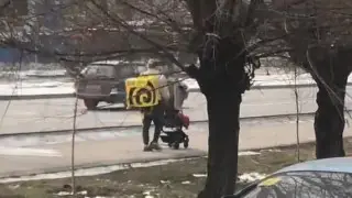 “Больно смотреть“: казахстанцы ищут женщину-курьера с ребенком