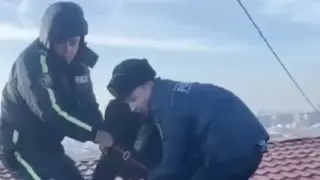 Полицейские сняли с крыши многоэтажки в Атырау парня, который хотел спрыгнуть