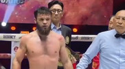 Казахстанский боксер защитил пояс чемпиона после падения в нокдаун