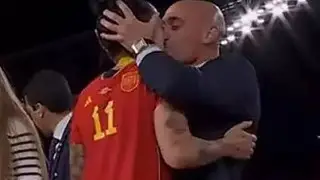 Скандал с поцелуем: футболистка впервые дала показания в суде