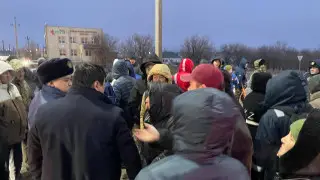 Жители поселка под Уральском перекрыли автодорогу - они требуют подключить свет и тепло