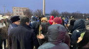 Жители поселка под Уральском перекрыли автодорогу - они требуют подключить свет и тепло