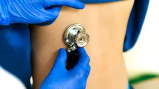 США снимают ограничения, скандал с медосмотром в школе: главные новости за 7 февраля