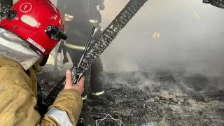 Крыша пятиэтажки загорелась в Таразе. Пожарные работают по повышенному рангу