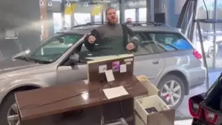Покупка с тараном: водителю, въехавшему в автосалон на Subaru, грозят серьезные обвинения