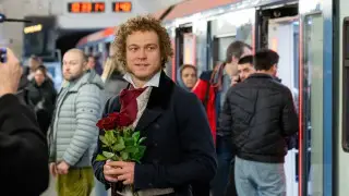 Номинант на премию “Оскар“ раздавал цветы девушкам в метро