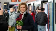 Номинант на премию “Оскар“ раздавал цветы девушкам в метро