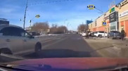 Полицейская машина сбила девушку на пешеходном переходе: видео
