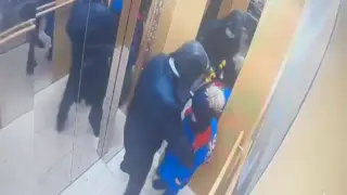 Нападение в лифте с ножом в Астане: врачи прооперировали ребенка