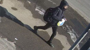 “Там были дети“. В Алматы ищут поджигателя дома, он попал на видео