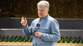 Зеленский ввел санкции против Порошенко