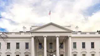 Белый дом поделился валентинкой с Трампом и стихом о депортации