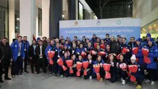 Казахстанских хоккеистов - призеров Азиады-2025 - встретили в аэропорту Астаны