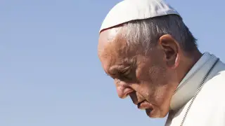 Госпитализацию папы римского продлили из-за “сложной клинической ситуации“