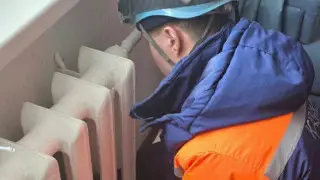 Застрял головой в батарее: кадры необычного спасения в Астане