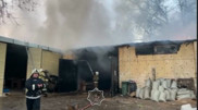 В Алматы тушат горящий склад