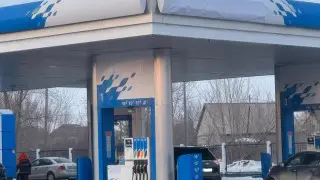 “Санкции?“ Одна из сетей АЗС сняла вывески в Казахстане