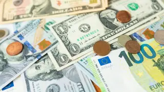 Курс доллара снова опустился ниже 500 тенге